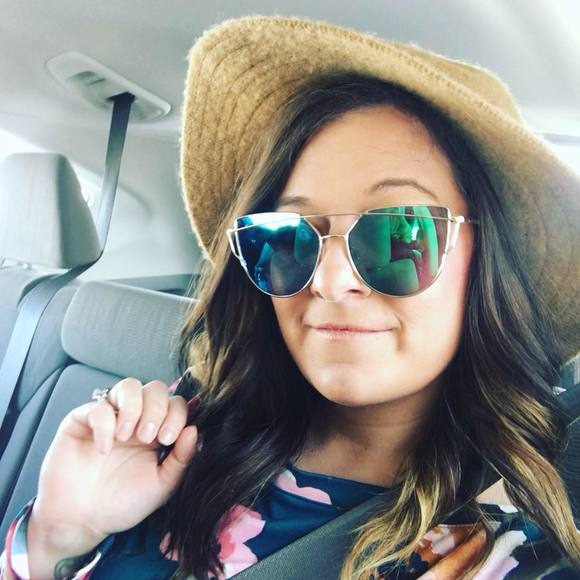 Meet your Posher, Ali - Picture 1 of 1